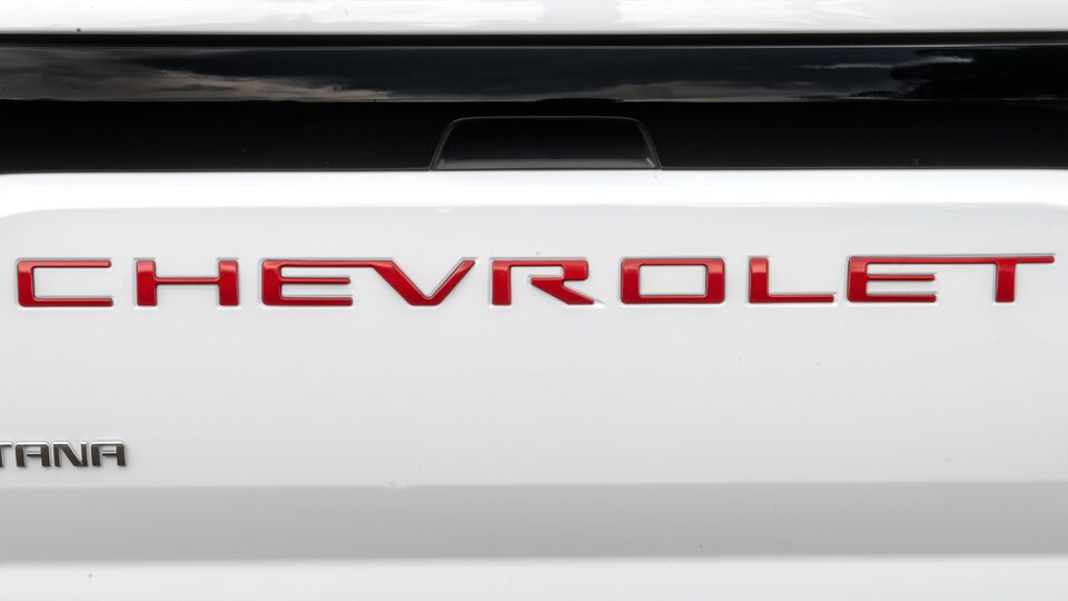 Dale aspecto deportivo y exclusivo a tu pick up Chevrolet Montana con el emblema trasero en relieve
