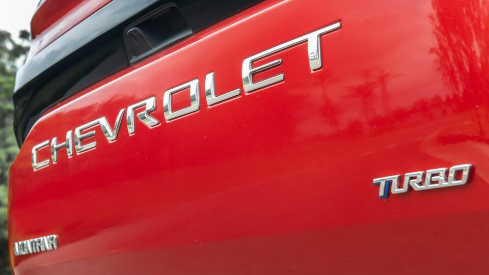 Dale aspecto refinado y exclusivo a tu pick up Chevrolet Montana con el emblema trasero cromado