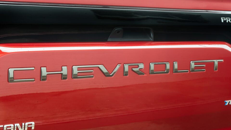 Dale aspecto discreto  y exclusivo a tu pick up Chevrolet Montana con el emblema trasero cromado