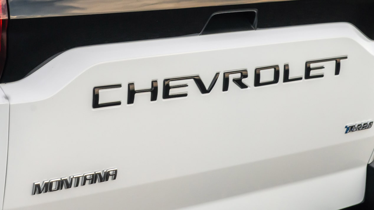 Dale aspecto sobrio a tu pick up Chevrolet Montana con el emblema trasero negro