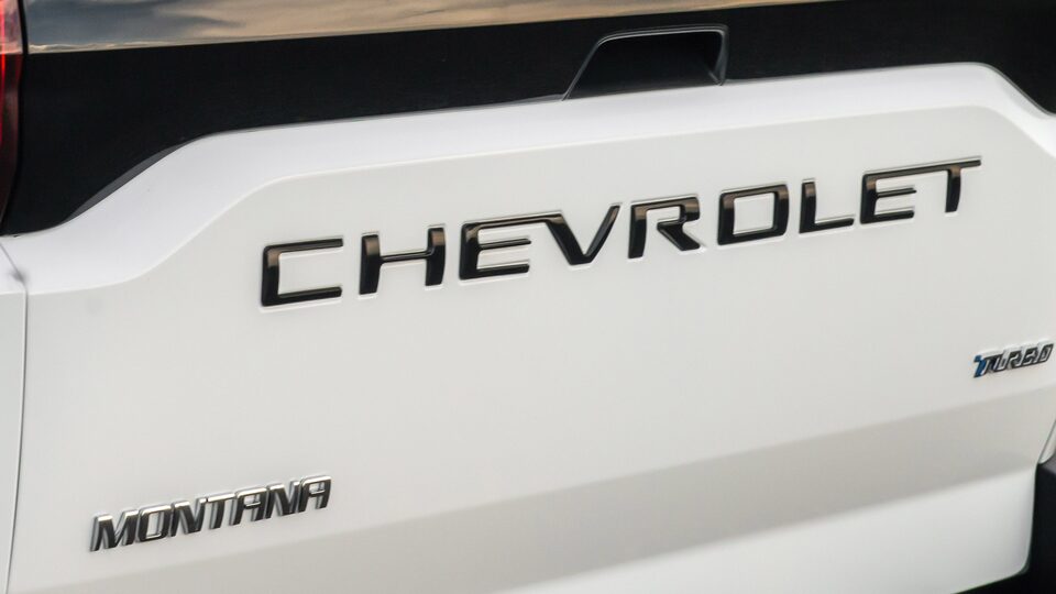 Dale aspecto sobrio a tu pick up Chevrolet Montana con el emblema trasero negro