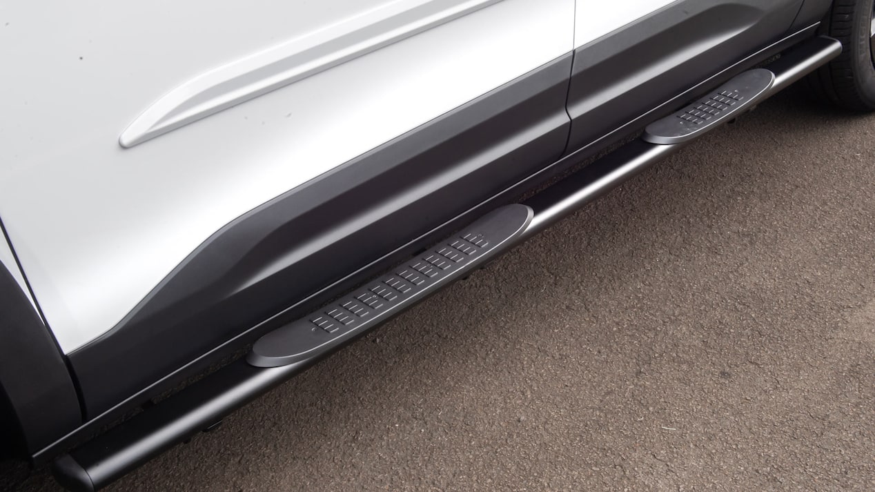 Aporta funcionalidad a tu pick up Chevrolet Montana con los estribos laterales negros