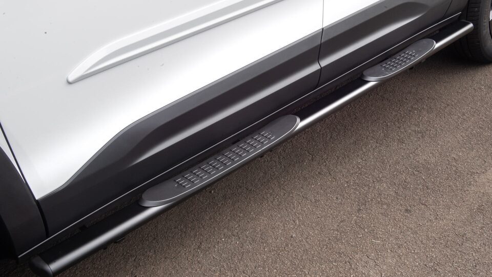 Aporta funcionalidad a tu pick up Chevrolet Montana con los estribos laterales negros