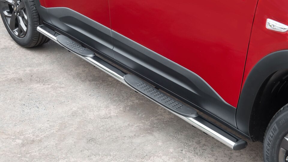 Agrega diseño moderno a tu pick up Chevrolet Montana con los estribos laterales tubulares cromados