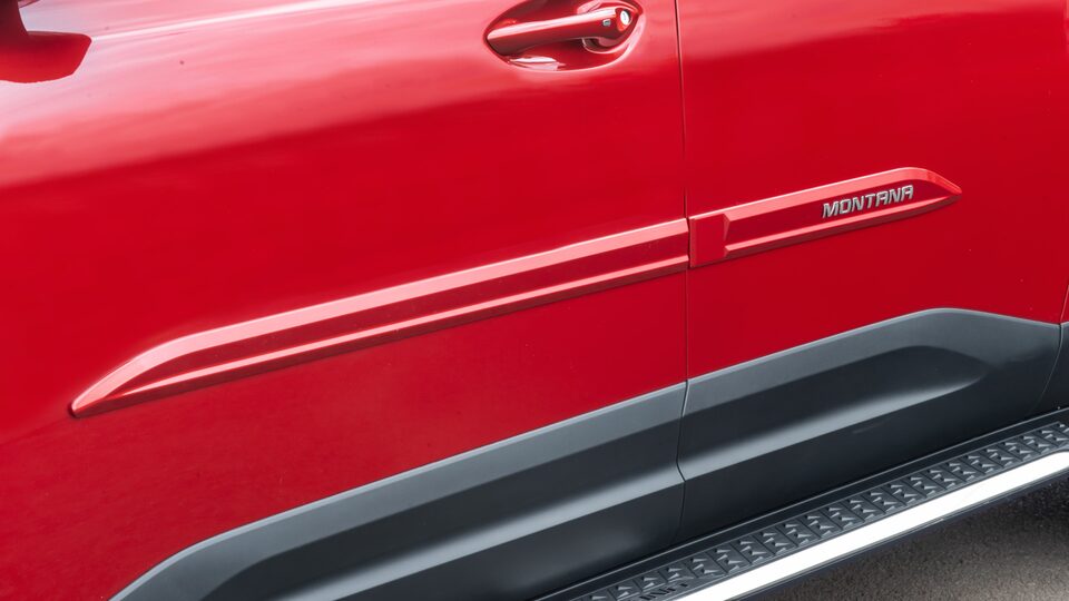 Mejora el aspecto de la pick up Chevrolet Montana con la moldura lateral de puerta con letras cromadas