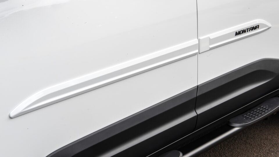 Mejora el aspecto de la pick up Chevrolet Montana con la moldura lateral de puerta con letras gris oscuro