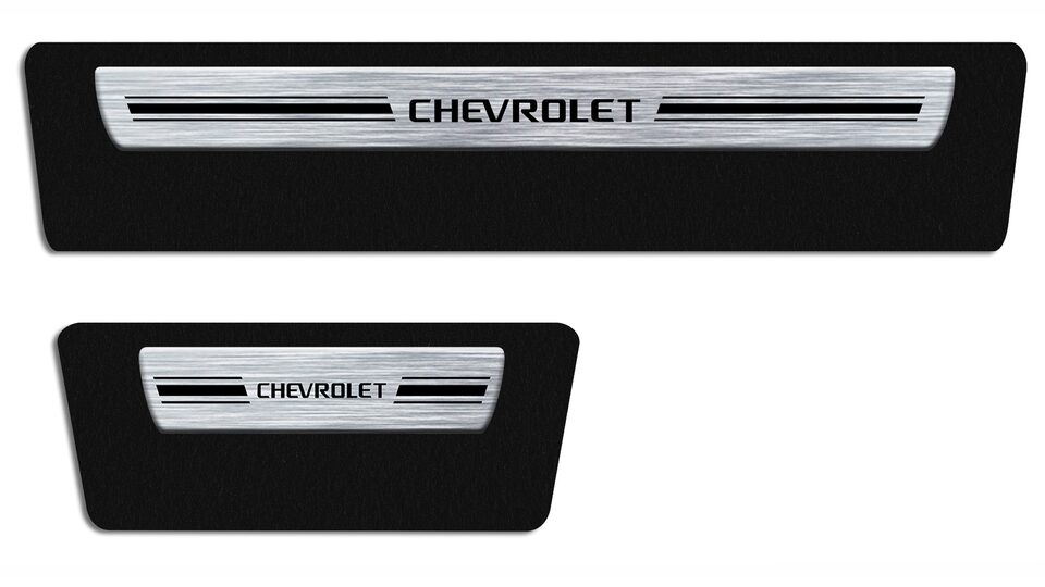 Protege los zócalos tu pick up Chevrolet Montana con los protectores negros