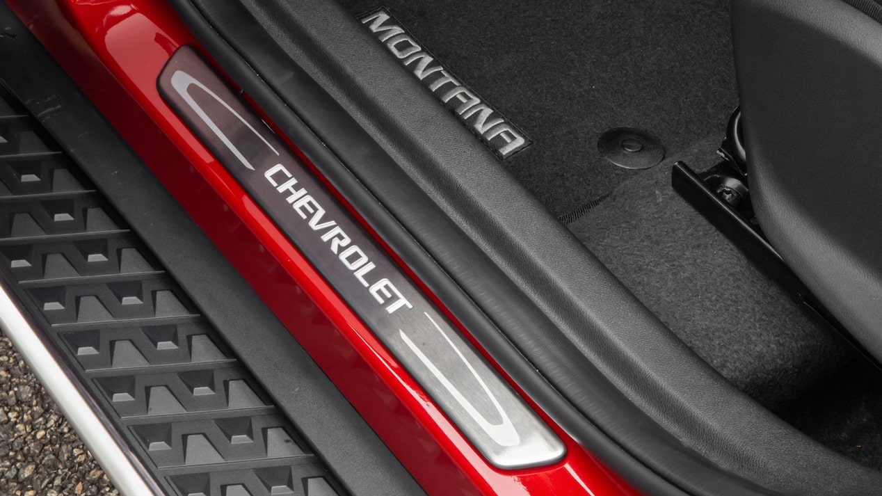 Protege los zócalos tu pick up Chevrolet Montana con los protectores iluminados