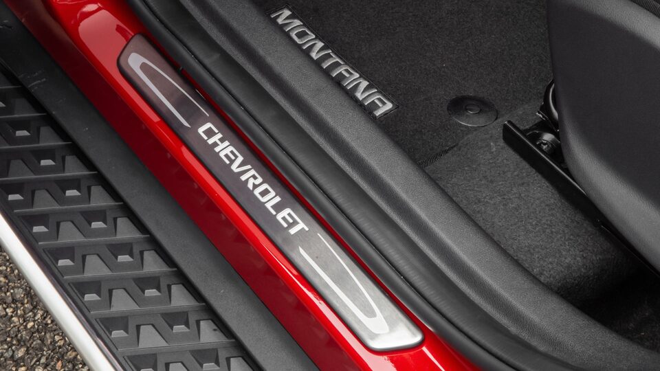 Protege los zócalos tu pick up Chevrolet Montana con los protectores iluminados