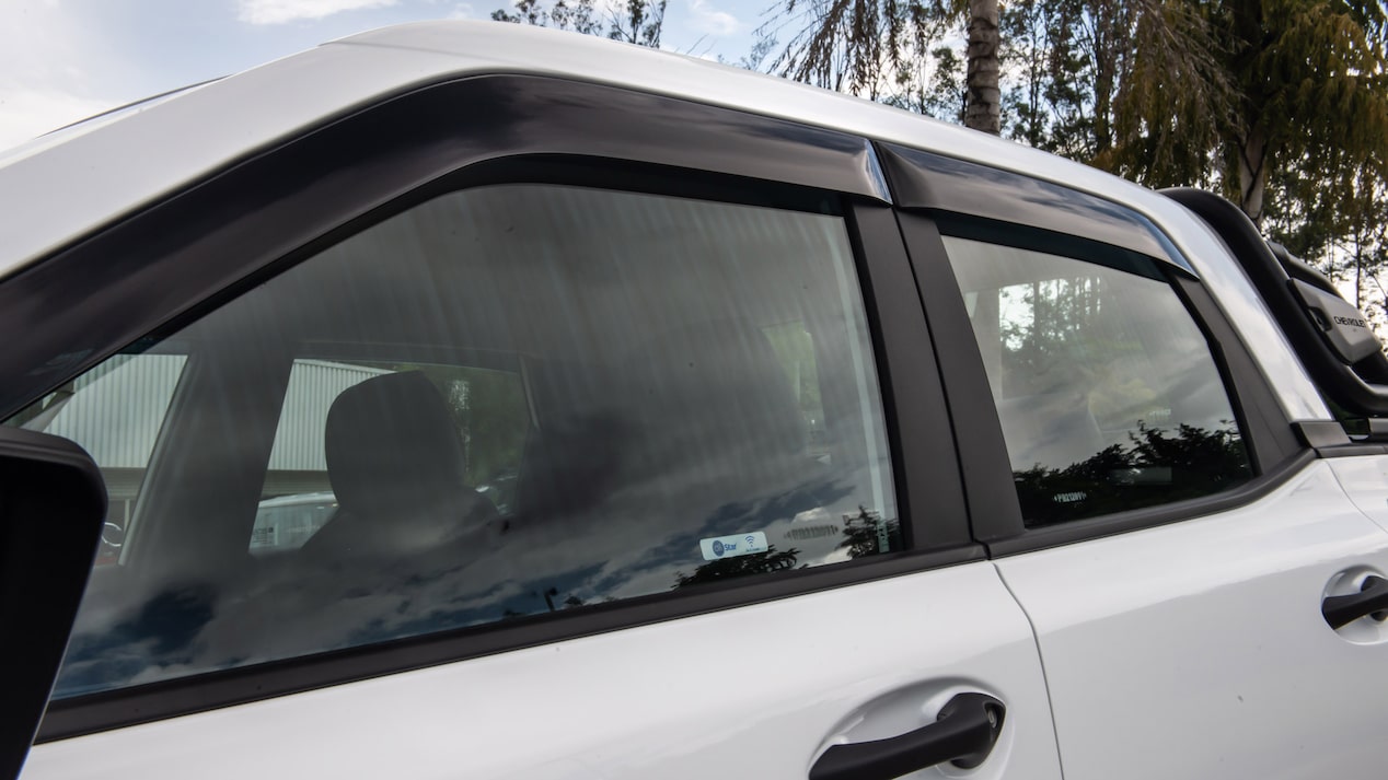 Protege el interior de tu pickup Chevrolet Montana mientras la ventana está baja con los deflectores
