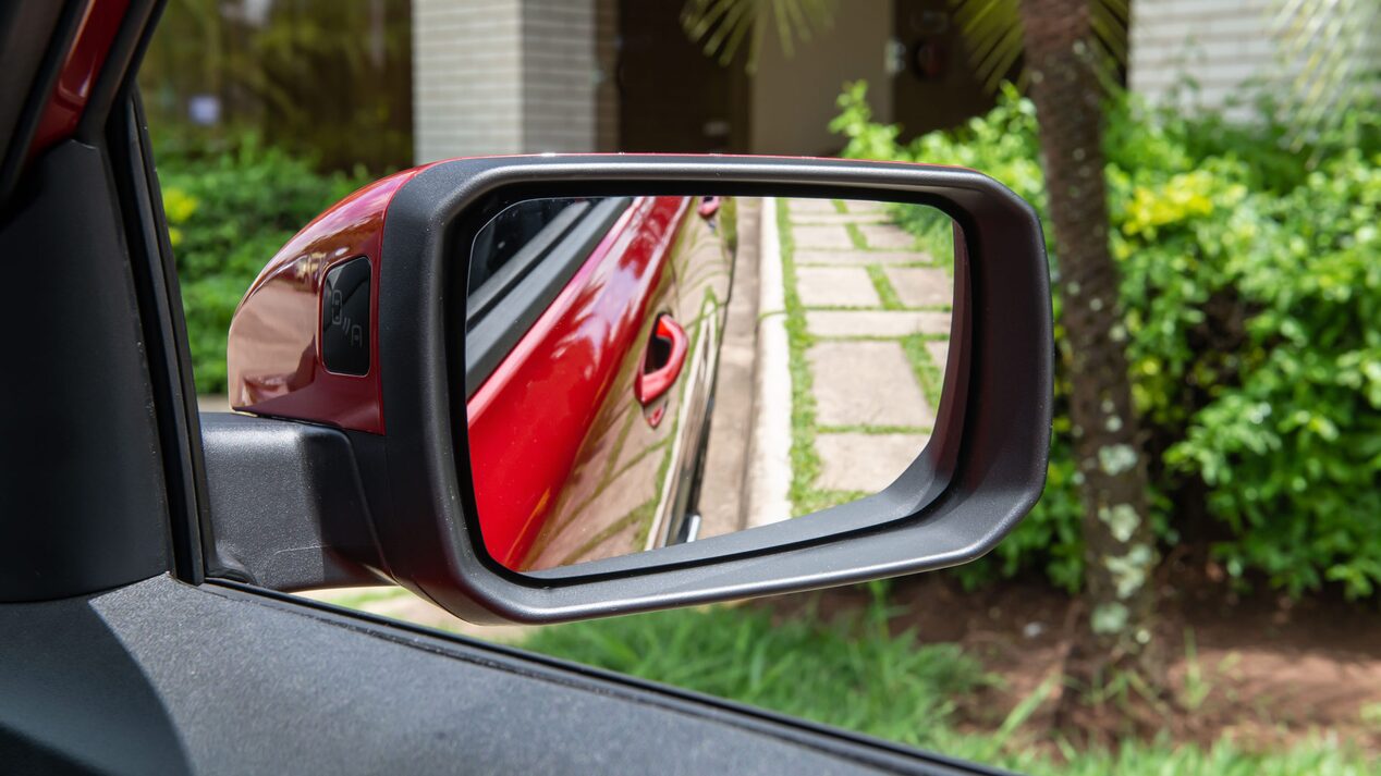 Agrega seguridad a tu pickup Chevrolet Montana con el ajuste automático de espejo retrovisor derecho