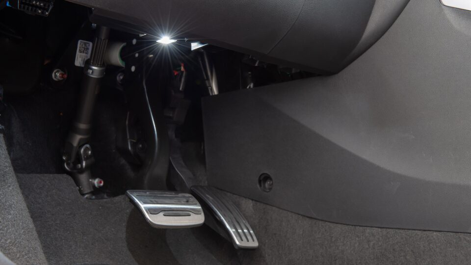 Agrega elegancia a tu pickup Chevrolet Montana con la iluminación de piso delantero
