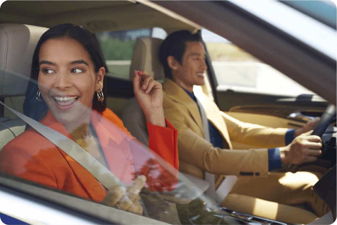 Pareja viajando en su nuevo vehículo Chevrolet