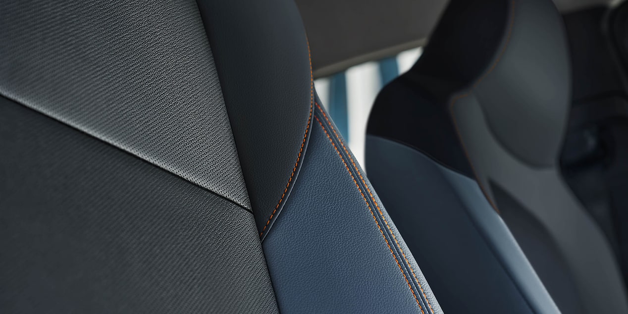 Asientos del Chevrolet Onix Plus destacando la costura contrastante color naranja