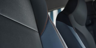 Asientos del Chevrolet Onix Plus destacando la costura contrastante color naranja