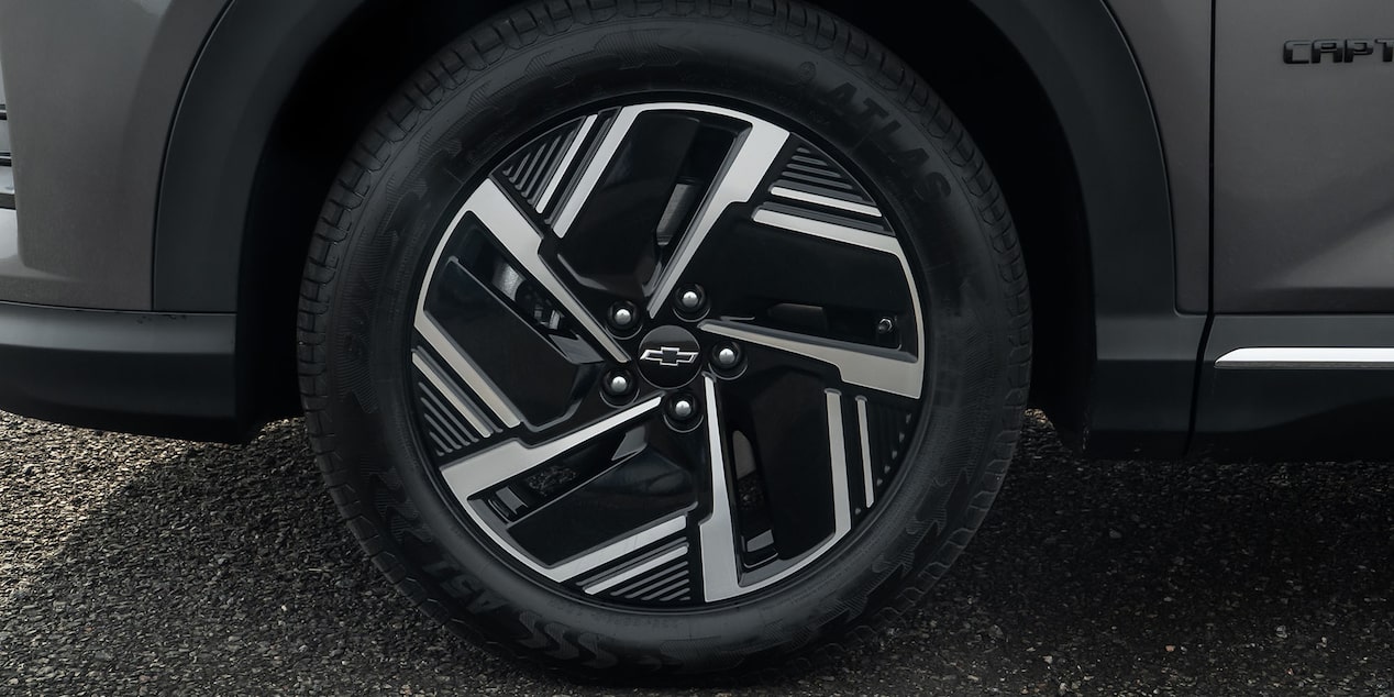 Vista en detalle de los aros delanteros de la Cevrolet Captiva EV, destacando rines de 18 pulgadas.