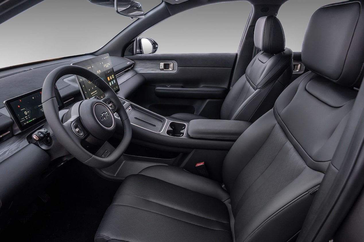 Vista completa del interior de una Chevrolet Captiva EV enfocandose en los asientos delanteros  y el tablero.