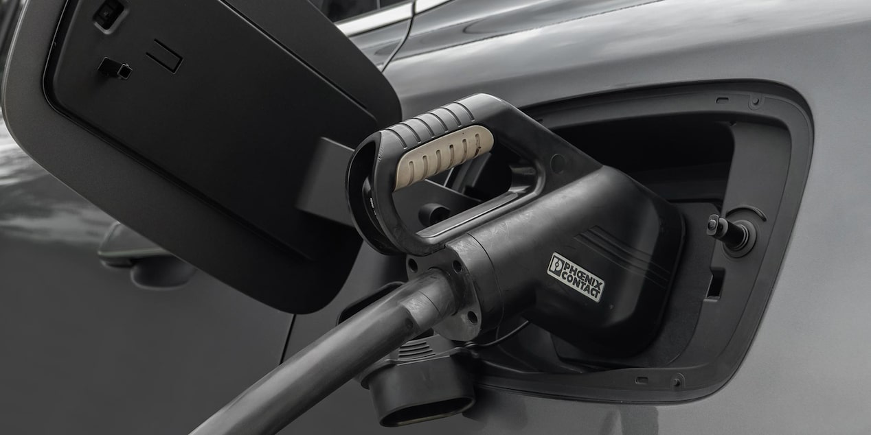 Plano cercano del conecto de recarga de la Chevrolet Captiva EV.