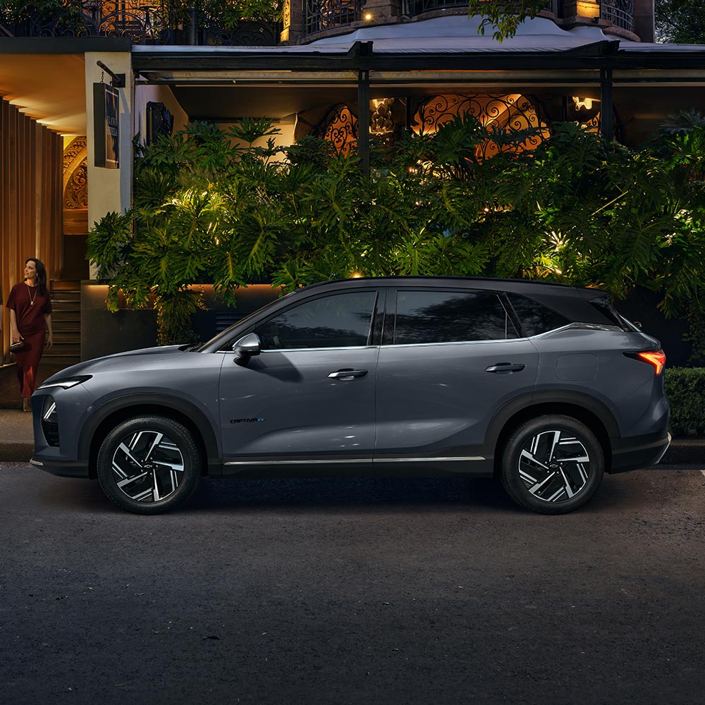 Chevrolet Captiva EV estacionada en el frente de un edificio.