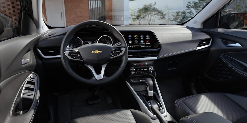 Vista completa del tablero también dejando ver la caja de cambios y parte de los asientos delanteros de la Chevrolet Montana.