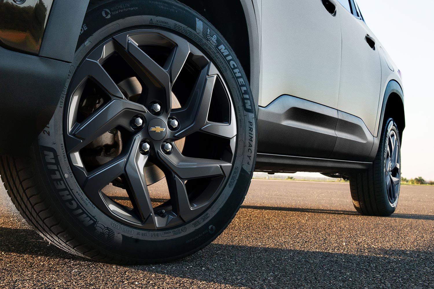 Detalle de las llantas de aleación bitono de 17 pulgadas de la Chevrolet Montana.