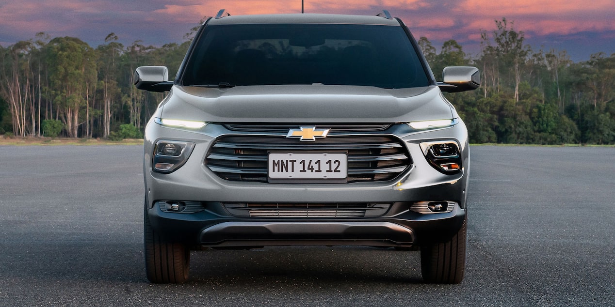 Vista de frontal de la Chevrolet Montana estacionada con árboles de fondo.