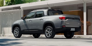 Chevrolet Montana estacionada frente a una casa.