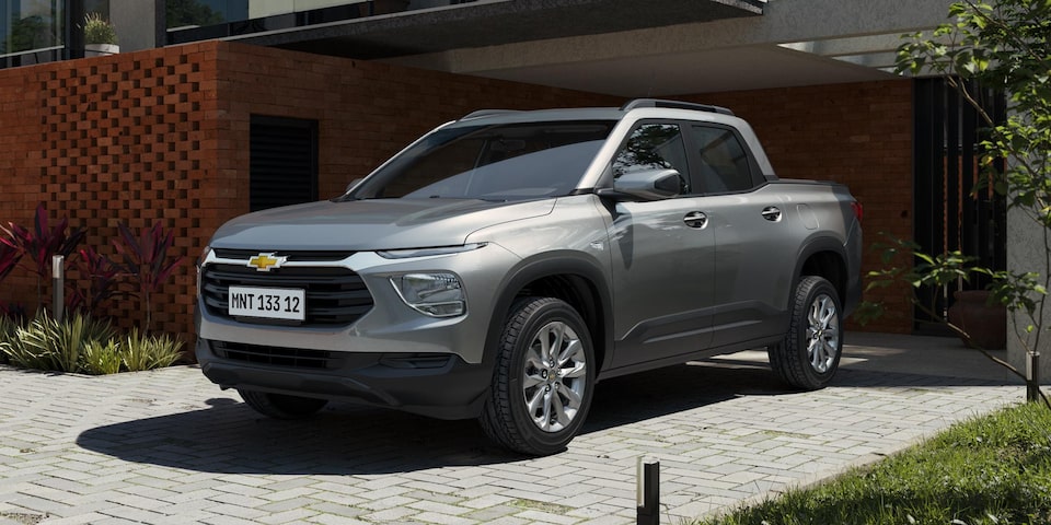 Vista frontal de una Chevrolet Montana estacionada en el garage de una casa.