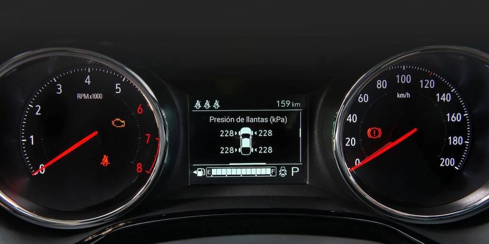 Vista en detalle del tacómetro y velocímetro de la Chevrolet Montana.
