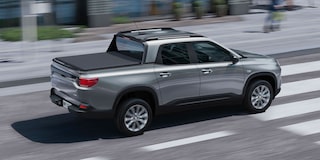 Vista superior de la Chevrolet Montana circulando por una zona urbana.