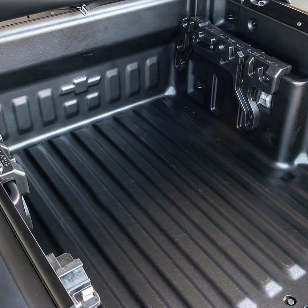 Vista cercana del protector del cubo con compartimiento de almacenamiento de la Chevrolet Montana.