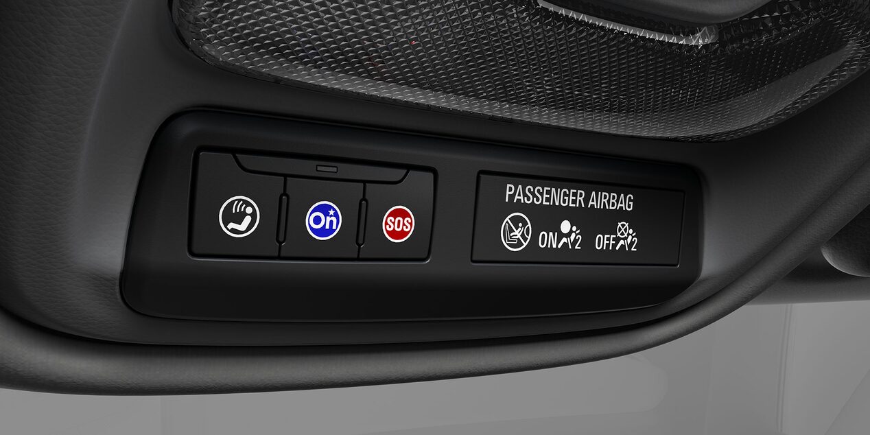 Vista cercana del panel de botones de OnStar en la Chevrolet Montana.