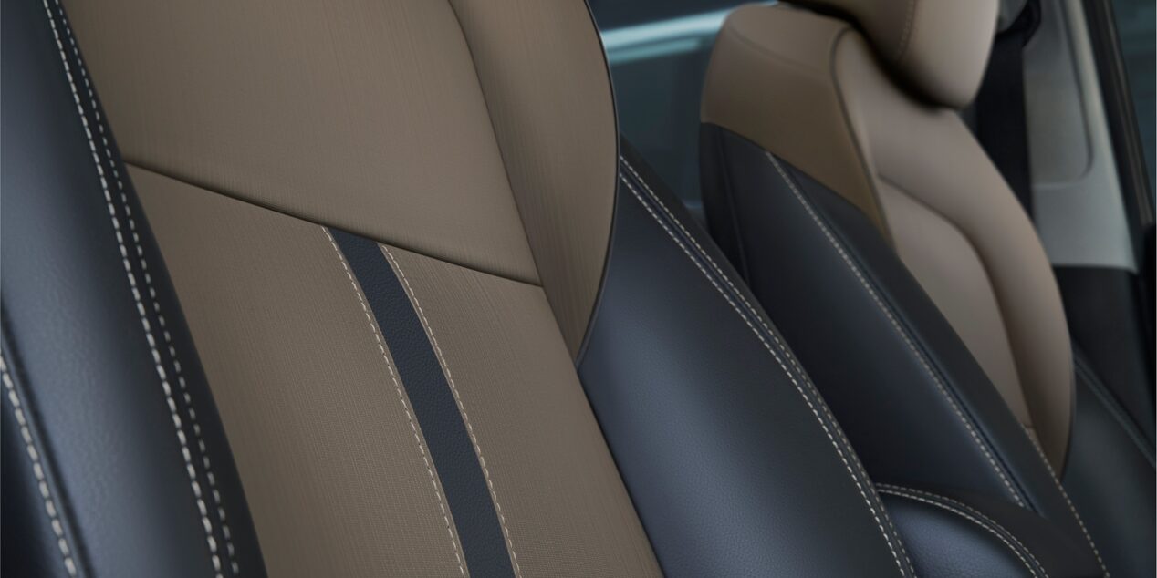 Asientos con acabado Jet Black e Bege Medium Dark Cocoa