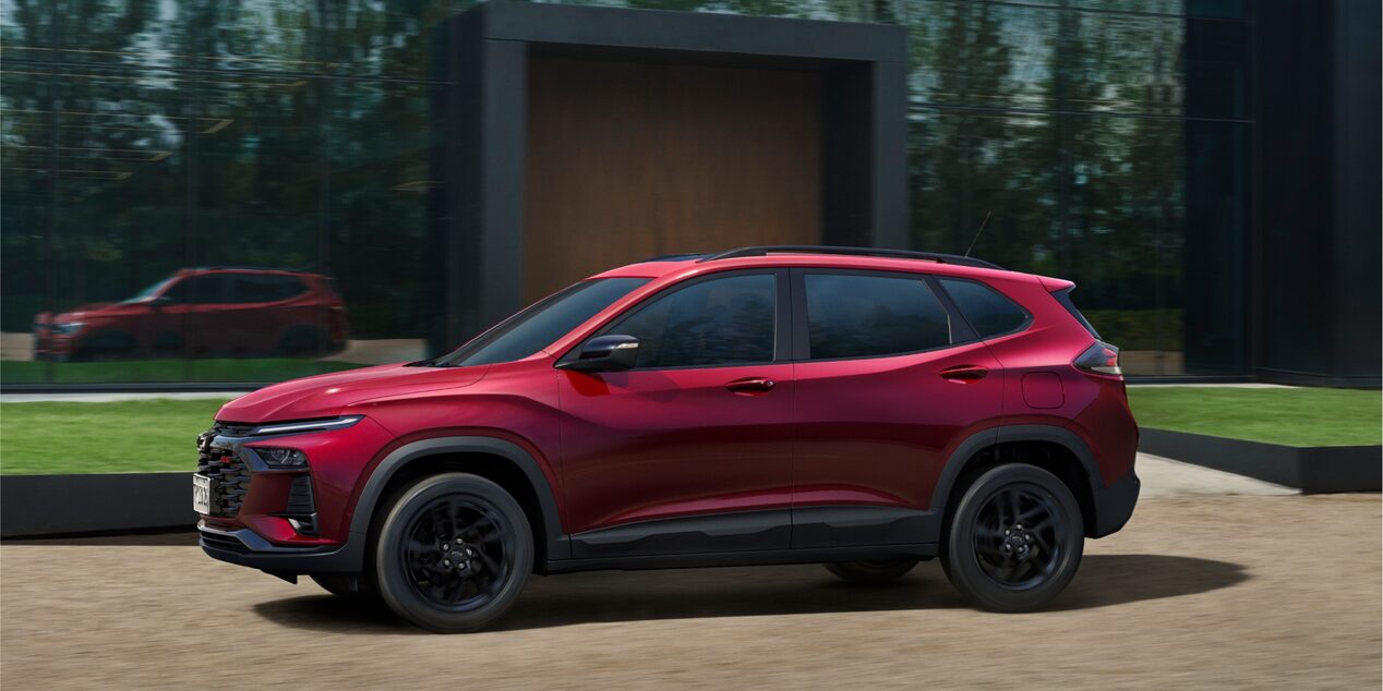 Vista lateral del Chevrolet Tracker LT AT Turbo estacionado en área urbana