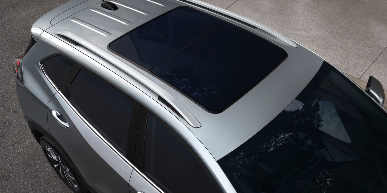 Vista superior del Chevrolet Tracker destacando el techo solar panorámico