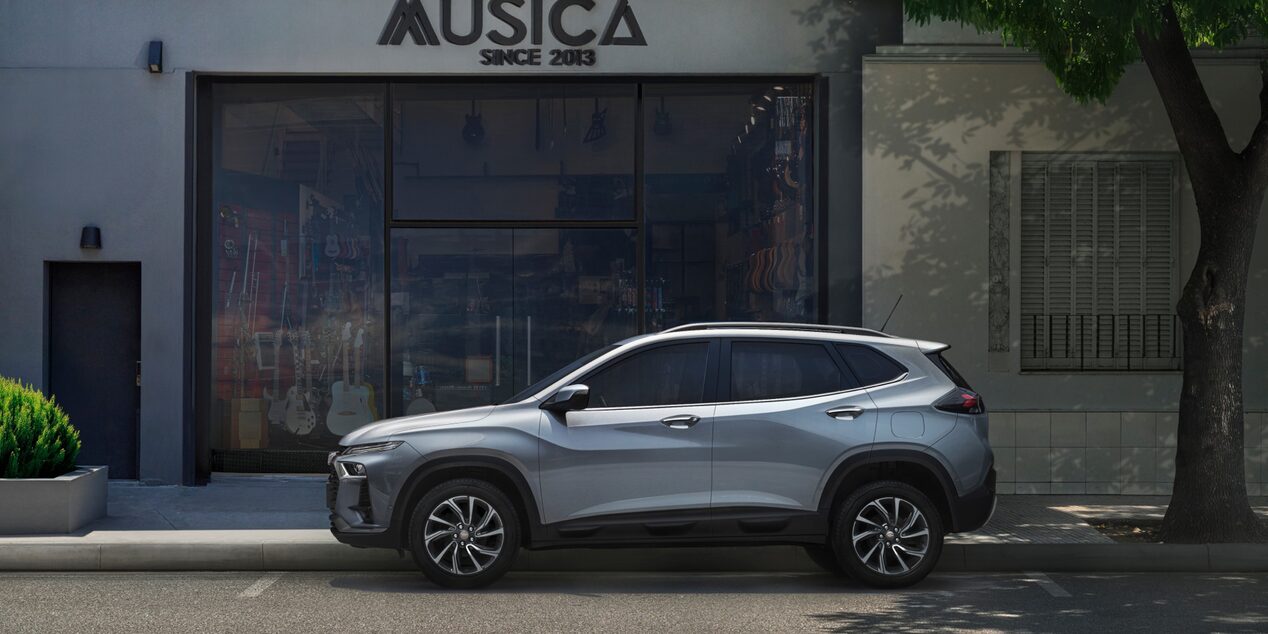Vista lateral del Chevrolet Tracker LTZ AT Turbo estacionada en área urbana